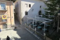 Mirandoacuenca tourist apartment is next to the Cathedral and the Hanging Houses