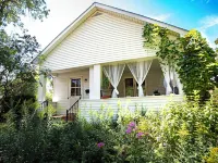 Bohemian 3-bedroom house with private yard in charming neighborhood Hotels in Vermillion