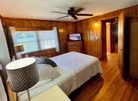Osceola Lake Bungalow ~ 2 Miles to Downtown Hendersonville - Free Paddle Gear
