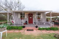 Unique Tiny House with Queen Bed and Hot Tub in country setting. Hotel a Nolan County