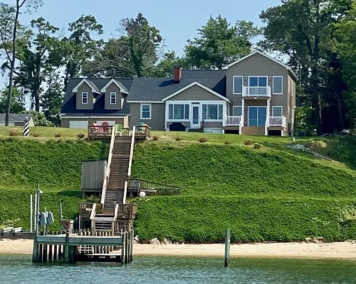 Room on river with sunset views and private beach! Hotels in Middlesex County