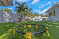 NEW! Heated Pool w/ Tanning Shelf, 4 Min To Beach! Pet-Friendly!