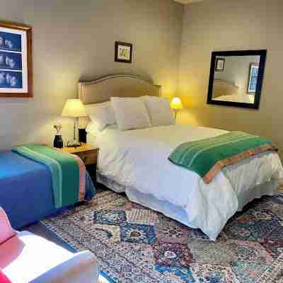 Waterview 3 Bedroom home in town, walk to town amenities, airport & hospital. Rooms