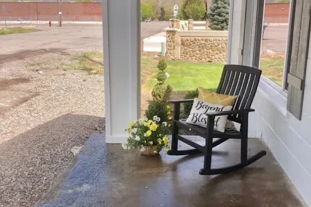 *Gorgeous Hideout, Close to everything, 3 bedrooms, fully remodeled!*