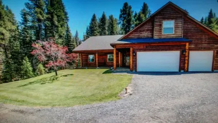 REMOTE CABIN WITH HOT TUB, MOVIE THEATER AND HUGE COVERED DECK WITH FIRE TABLE