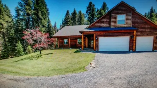 REMOTE CABIN WITH HOT TUB, MOVIE THEATER AND HUGE COVERED DECK WITH FIRE TABLE