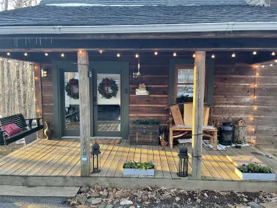 Welcome to Whiskey Woods! A cozy cabin to relax and enjoy with your loved ones! Rosschryslerjeepdodge Boone Nc.附近的飯店