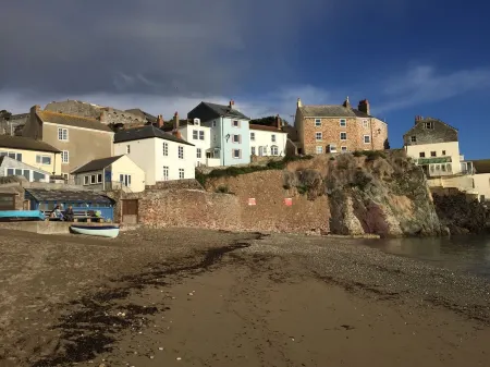 HOWTON COTTAGE - village cottage on coast path next to beaches Отели в г. Косанд