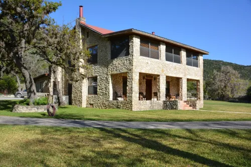 SPECTACULAR LODGE ON PRIVATE RANCH. PERFECT FOR SMALL AND LARGE GATHERINGS!