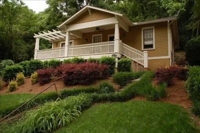 Stunning contemporary North Shore Bungalow with hot tub. Steps to everything. Hotels near Bessie Smith Cultural Center and Chattanooga African American Museum