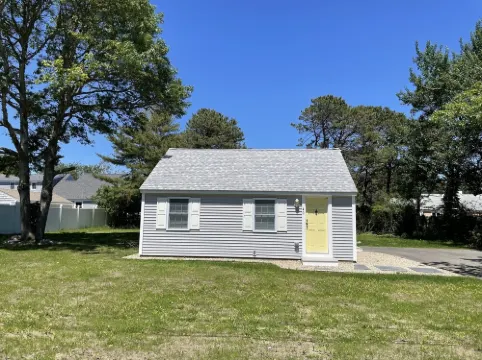 Lovely Cape Cottage 2 bedroom with private beach and central air.