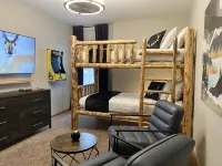 Designer Condo #3 Views, Hot Tub, Fireplace, 75 55" TVs, Sonos, Town/Ski Bus
