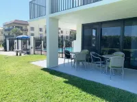 POOLSIDE PARADISE 2/2 OCEANFRONT COMPLEX STEPS TO THE BEACH - SLEEPS 6