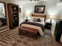 Cottage in the Woods, Safe area, on 6 acres, Free Parking.
