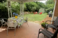 Minutes to DT & the Outdoors w/ flat, fenced backyard perfect for the pups! Hotel dekat Shoji Spa & Retreat