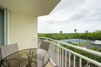 Castaway Cove: 2/2 Condo near the beach with shared pool and hot tub