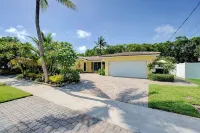 Screened-In Heated Pool and 5 min from the beach. Child friendly.