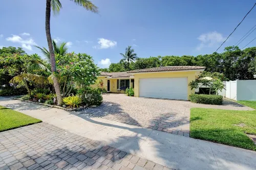 Screened-In Heated Pool and 5 min from the beach. Child friendly.