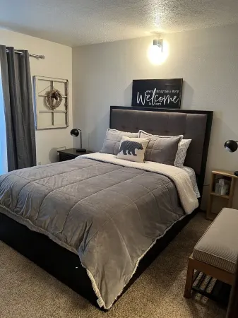 Cozy M&M’s Condo-2 blocks from resort lift!