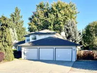 Hot tub + Bright and spacious home + 20 min to Ski —> Sleeps 13!