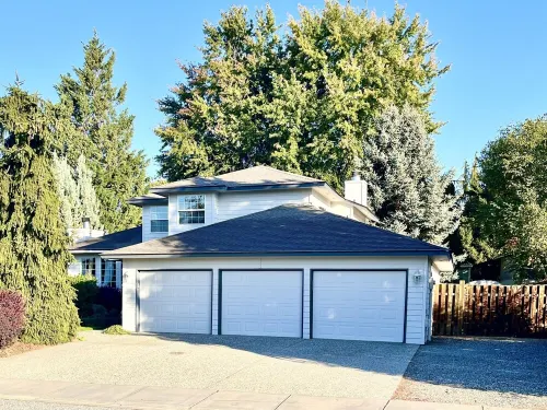 Hot tub + Bright and spacious home + 20 min to Ski —> Sleeps 13! Hotels in East Wenatchee