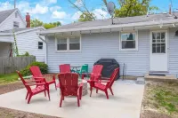 Welcome to Redbird Ranch: Your Cozy Campus Retreat at Illinois State Hotels near Milner Library