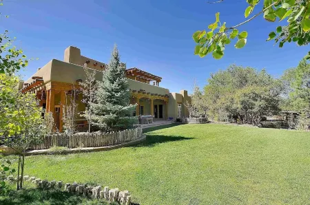 Green Acres Gorgeous Estate 9 minutes from the Plaza!