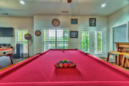 7 Bedroom! Amazing Lake House, Private Dock & More, Jet Ski Docks Nice Game Room