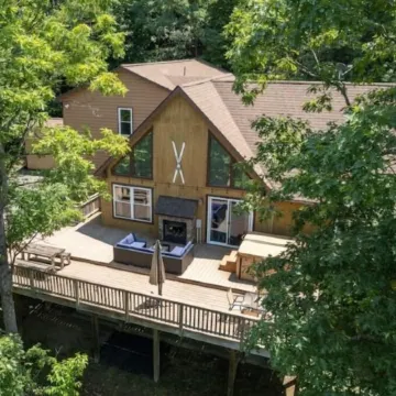 Luxury Bryce Cabin w/ Hot Tub, Mountain Views, Theater, Game Room, Firepit!