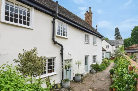 Carters Yard C13th Cottage in the centre of the historic village of Kimbolton