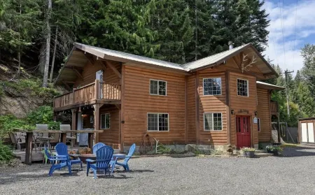 Cozy Cabin on the “Shadowy St Joe”