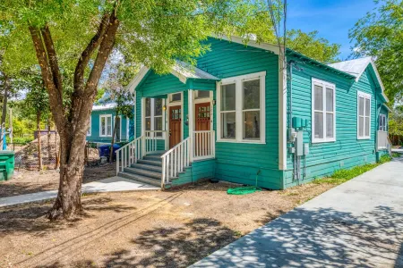 Adorable Apt Near Downtown | Ideal for Longer Stays