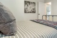 The Hillside Artist's Retreat - Trendy pool, Game room, Artsy design, Kind beds