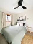 Cozy Modern Chalet, Family Friendly, Fire Pit! 5 minutes from beaches and pools