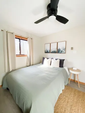 Cozy Modern Chalet, Family Friendly, Fire Pit! 5 minutes from beaches and pools