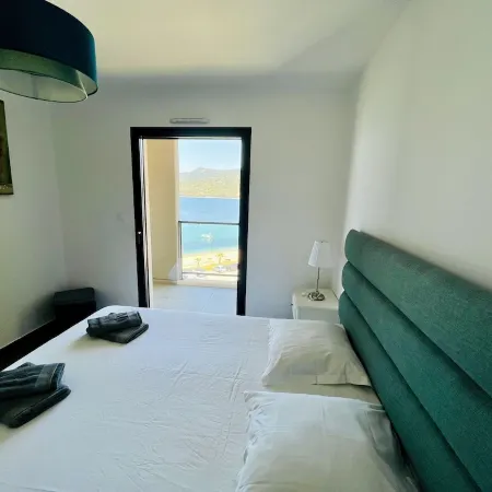 Superb T3 air-conditioned seafront with beach access in the center of Propriano.