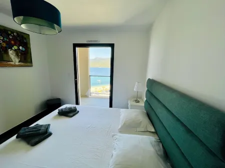 Superb T3 air-conditioned seafront with beach access in the center of Propriano. Отели в г. Проприано