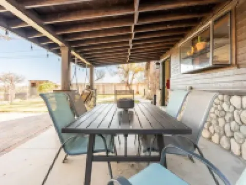 Large country home with 3 rooms and 3 baths Hotels in Lone Pine