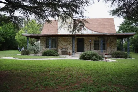 Dos Pinos Riverside Cottage near DT Kerrville