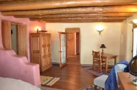 Remodeled 150 Year old Adobe, In historic New Mexico Village Hotel a Truchas
