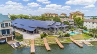 Luxury condo, DISCOUNTED RATES…steps to Lake, sleeps 10, near Yacht Club!