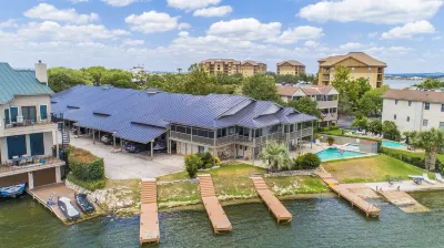 Luxury condo, DISCOUNTED RATES…steps to Lake, sleeps 10, near Yacht Club!