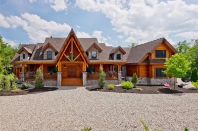 Luxury Lakefront Home On 155 Private Acres: Family Reunions, Weddings, Events Hotels in 