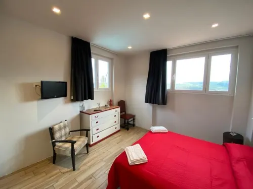 NiGiNo house sleeps 6, private pool and garden