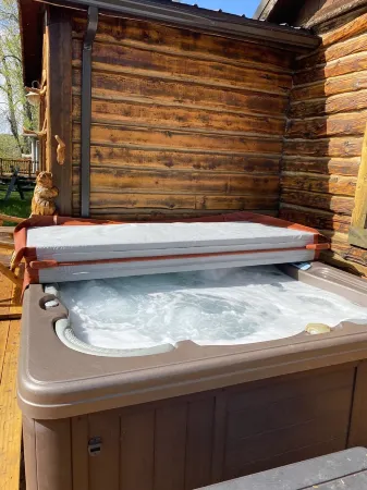 Winter at Kodow Kabin! 1865 cabin /hot tub close to Red Lodge and skiing! Отели в г. Карбон