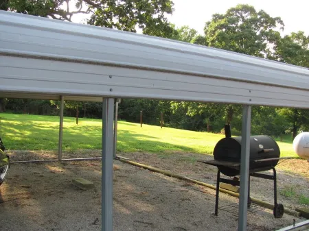 Country setting one mile from boat dock and beach .Now with Internet and Wi-Fi.