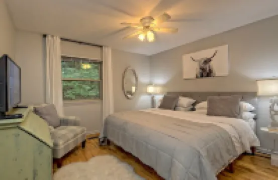Creekside Hideaway: Private, No-Steps to Enter  – Golf & Clubhouse Closeby