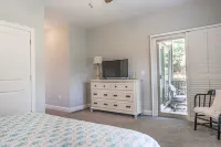 Cypress Creek Golf Retreat. Pool and Minutes from Downtown!
