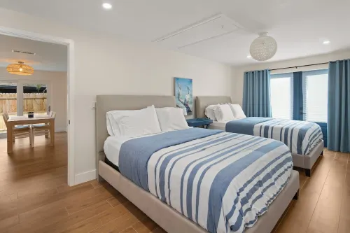 Coastal chic - minutes to beach, shopping, dining