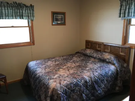 Waterfront 3 Bedroom Cottage on Beautiful Lake Nokomis Отели в г. Lincoln County